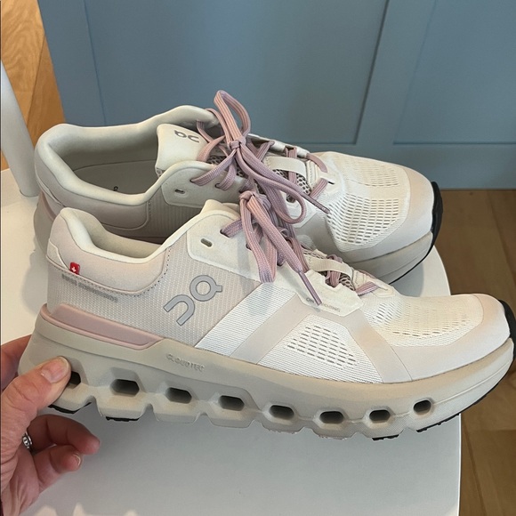 LIKE NEW: On Cloud Cloudrunner 2 Women's Sneakers in Silver and Mauve - Picture 4 of 9